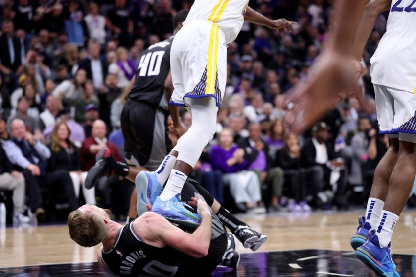 Green pisó a Sabonis en el pecho