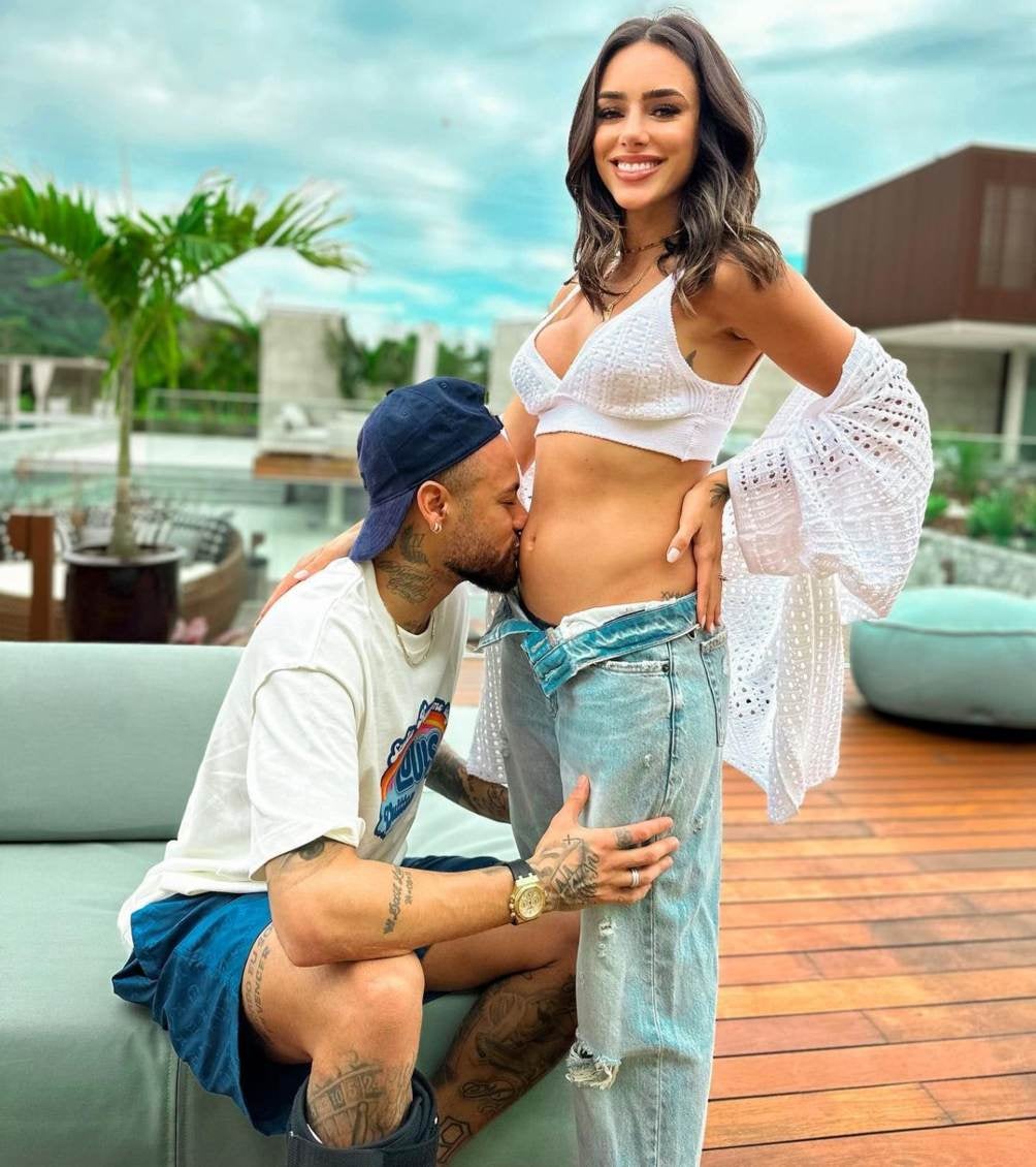 Neymar besa la pancita de su pareja