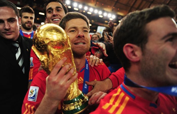 Xabi Alonso con la Copa Mundial de la FIFA en 2010