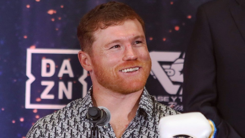 Canelo sonríea ante los medios