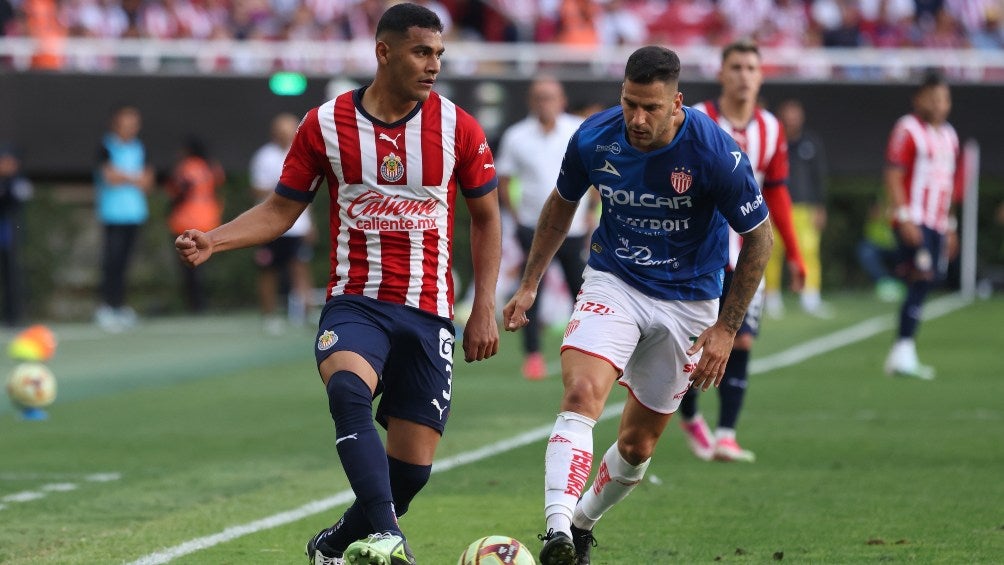 Sepúlveda realiza un pase en juego con el Necaxa