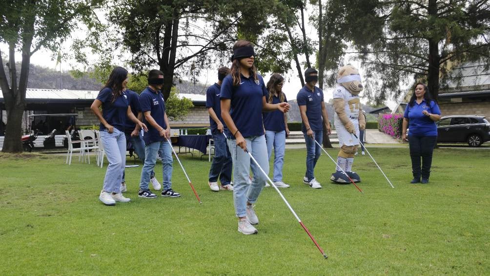 Los miembros de Pumas aprenden a usar el bastón