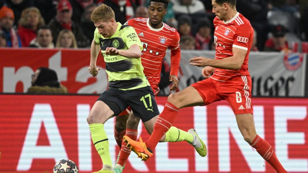 Kevin De Bruyne entre dos rivales