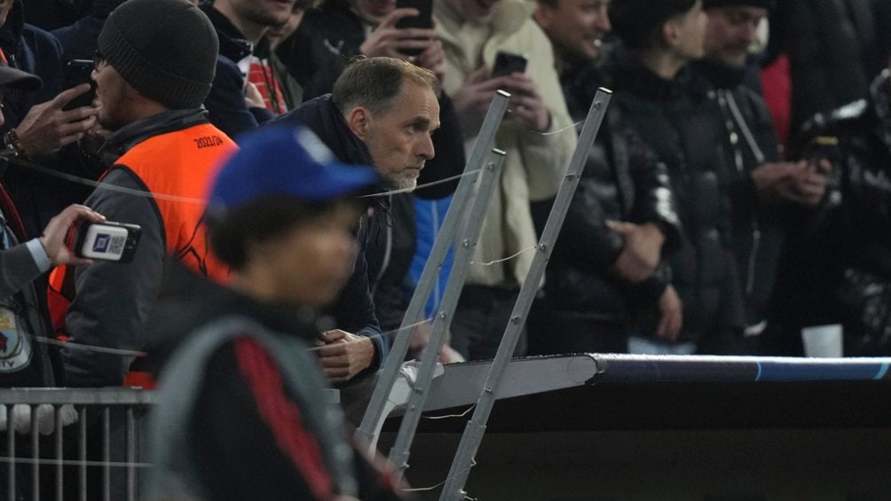 Tuchel parado en la grada