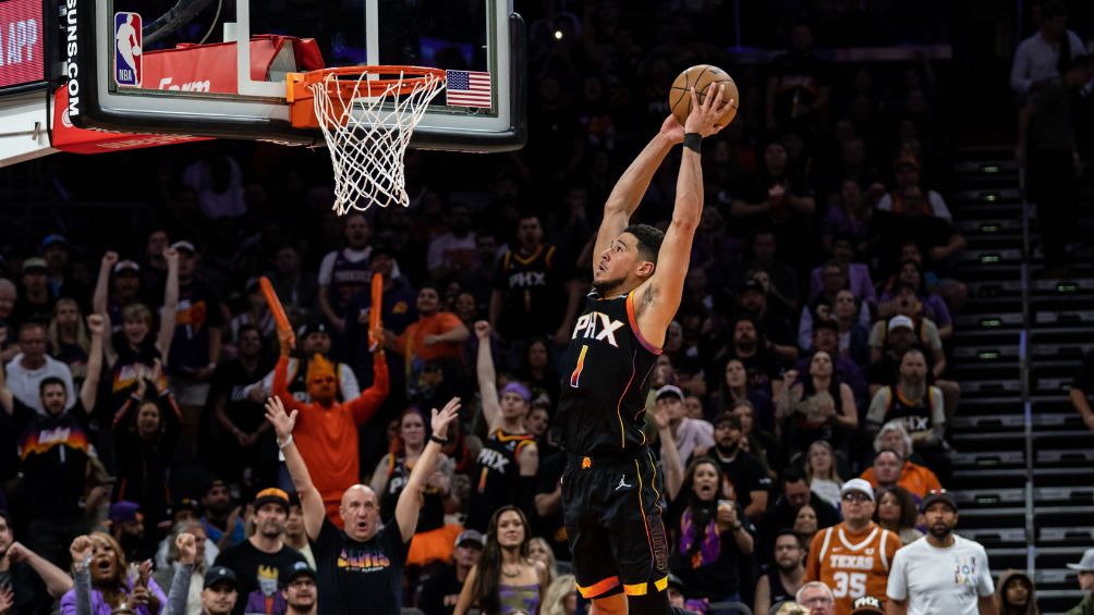 Devin Booker vilando para hacer una clavada ante los LA Clippers