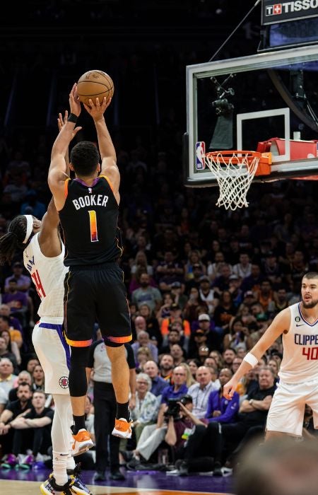 Devin Booker intentando un triple ante los LA Clippers