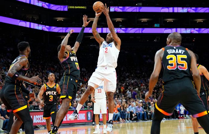 Kawhi Leonard intentando una canasta ante los Suns de Phoenix