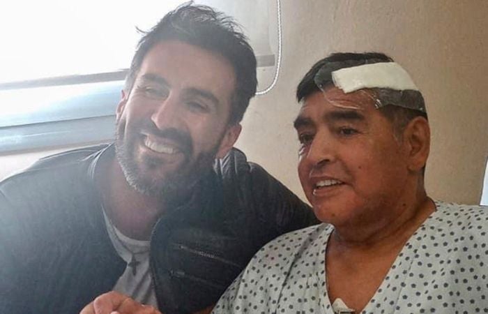 Leopoldo Luque, neurocirujano de Maradona, con Diego en el hospital