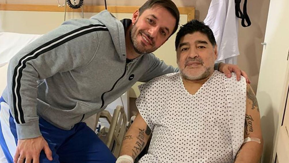 Diego Maradona y su abogado, Matías Morla, en el hospital