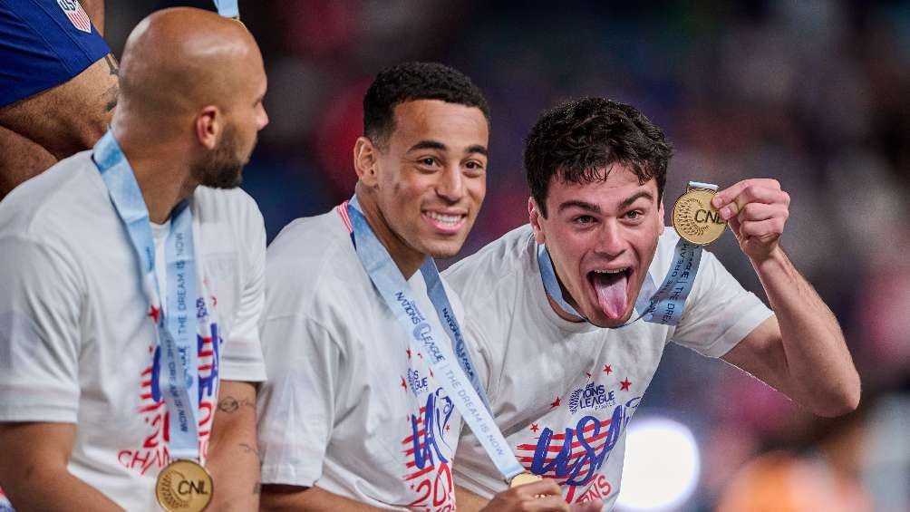 Jugadores de Estados Unidos celebrando título 