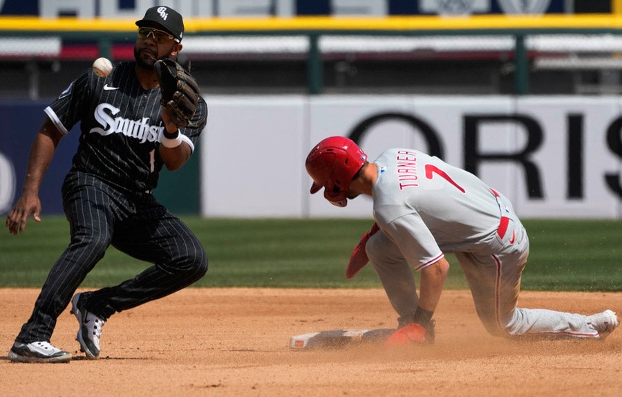 Trea Turner se barre en la segunda base