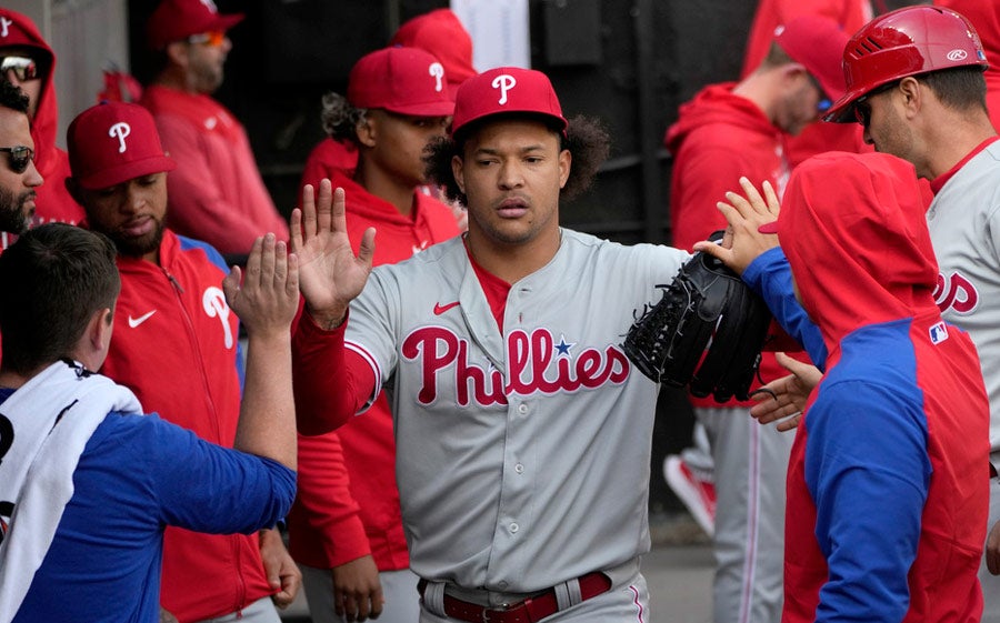 Walker celebra después de una gran apertura en el dugout de Phillies