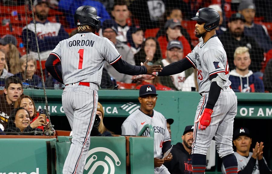 Nick Gordon celebra la carrera del empate momentáneo de Twins