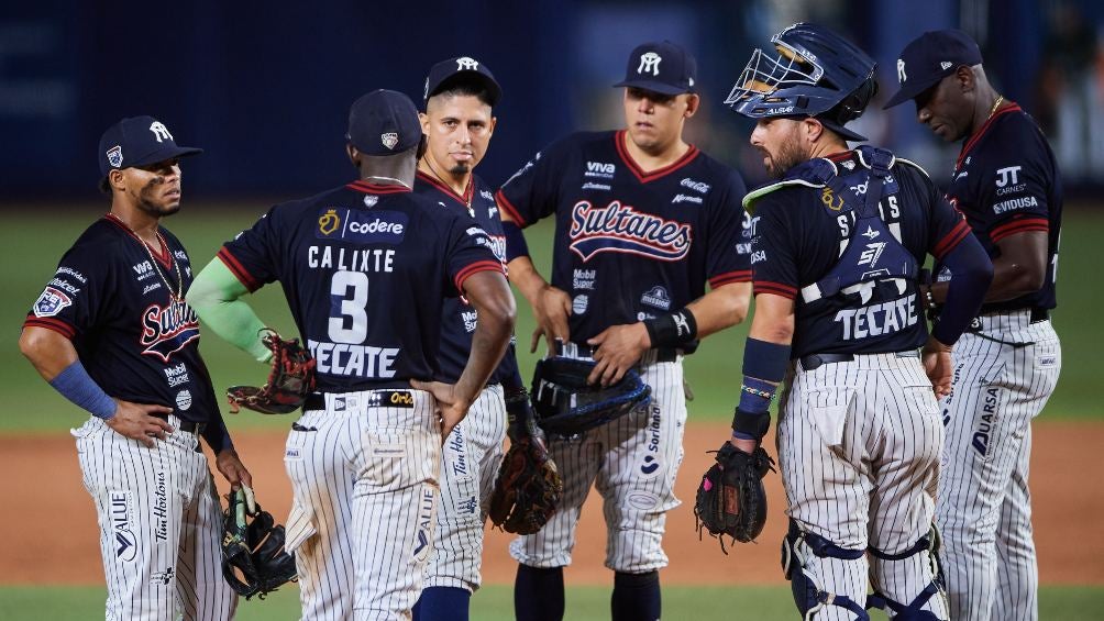 El infield de Sultanes se reúne en la lomita