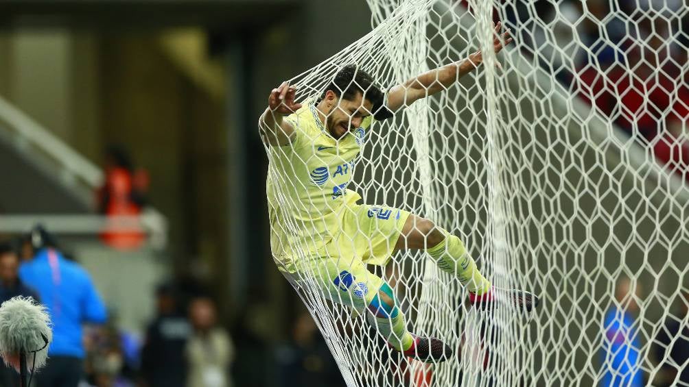 Henry Martín celebra un gol con América 