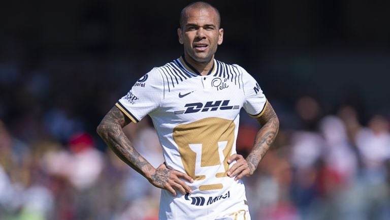 Alves en un partidom con Pumas