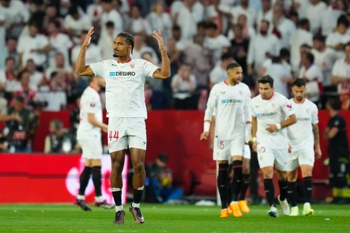 Sevilla festejando el segundo gol antes el Manchester United