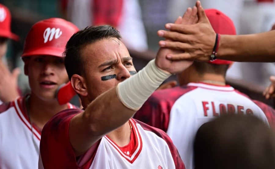 El tercera base es felicitado el dugout de Diablos Rojos