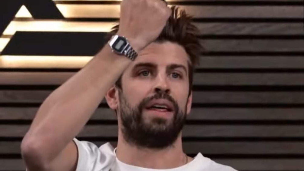 Piqué presume su reloj Casio durante una entrevista