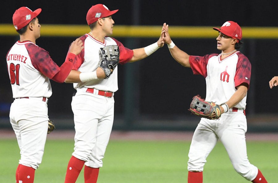 Jugadores de Diablos Rojos celebran triunfo en pretemporada