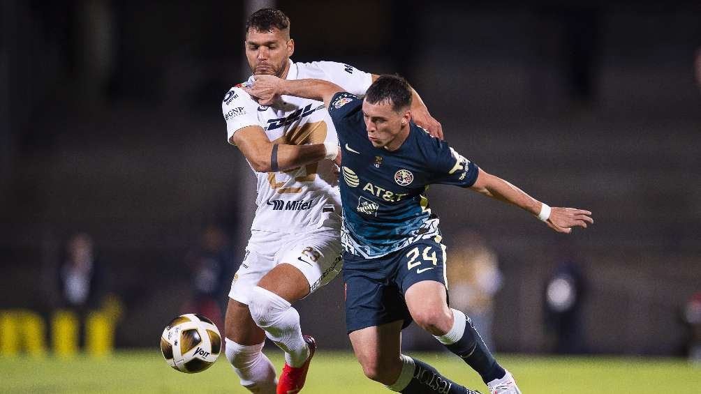 Viñas disputando el balón ante Freira