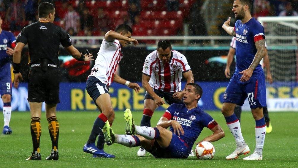 Chivas y Cruz Azul en un partido previo