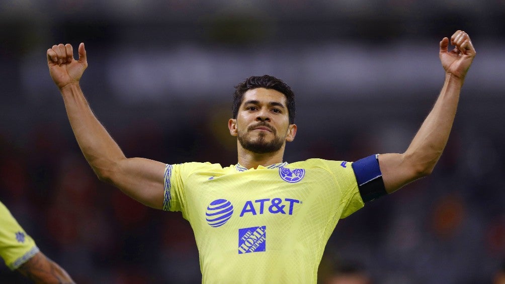 Henry Martín celebra un gol con América