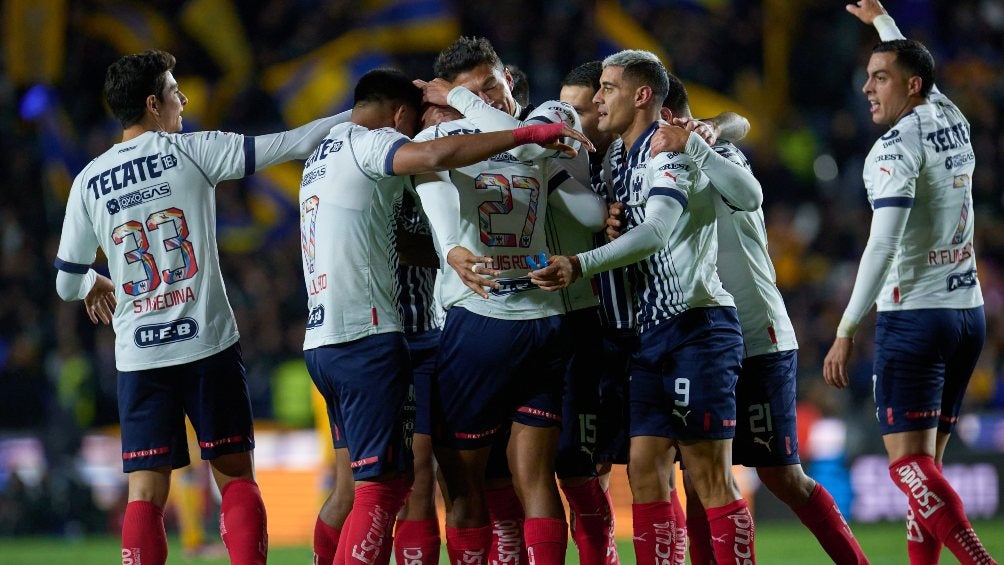 Los jugadores de Monterrey festejan un gol