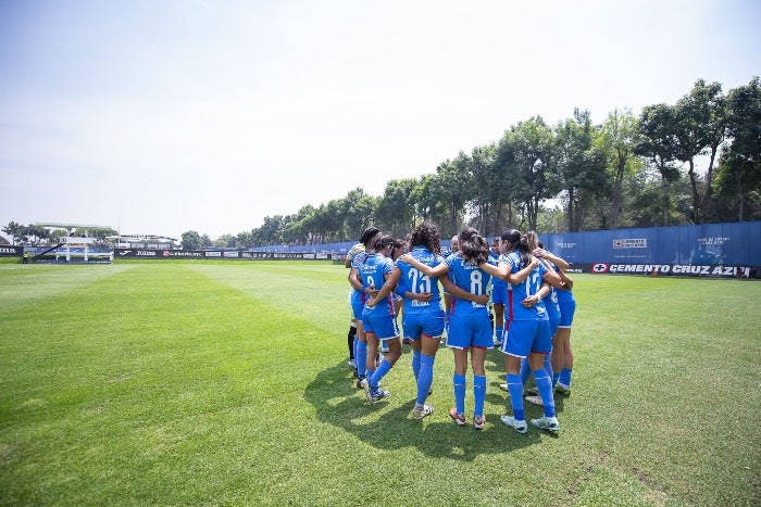 Cruz Azul femenil en sus instalaciones 