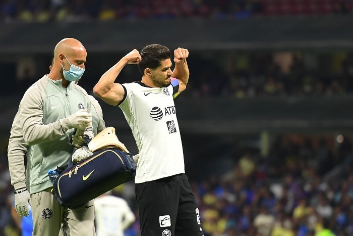 Henry festeja su gol después de lastimarse