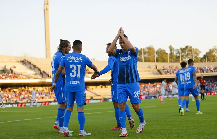 Roberto Alvarado festejando su último gol con Cruz Azul