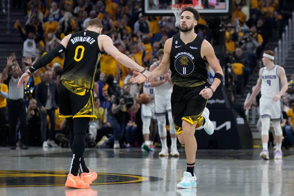 Los Warriors se aferran a la vida 