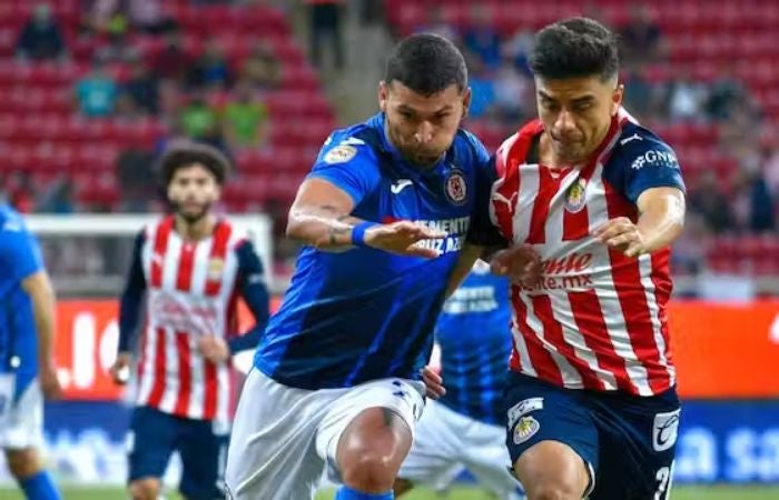 Juan Escobar y Fernando Beltrán en un Chivas vs Cruz Azul en Estadio Akron