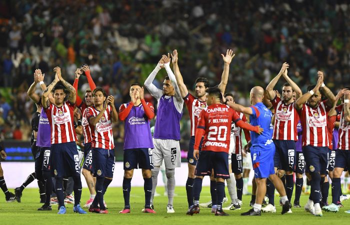 Jugadores de Chivas luego de ganarle al León en el Nou Camp