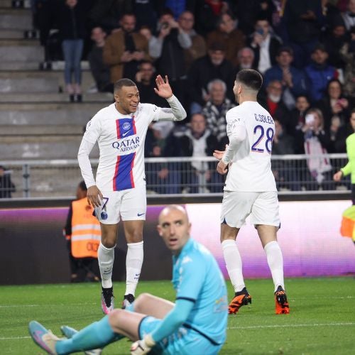 Mbappé y Carlos Soler festejando el primer gol del PSG ante Angers