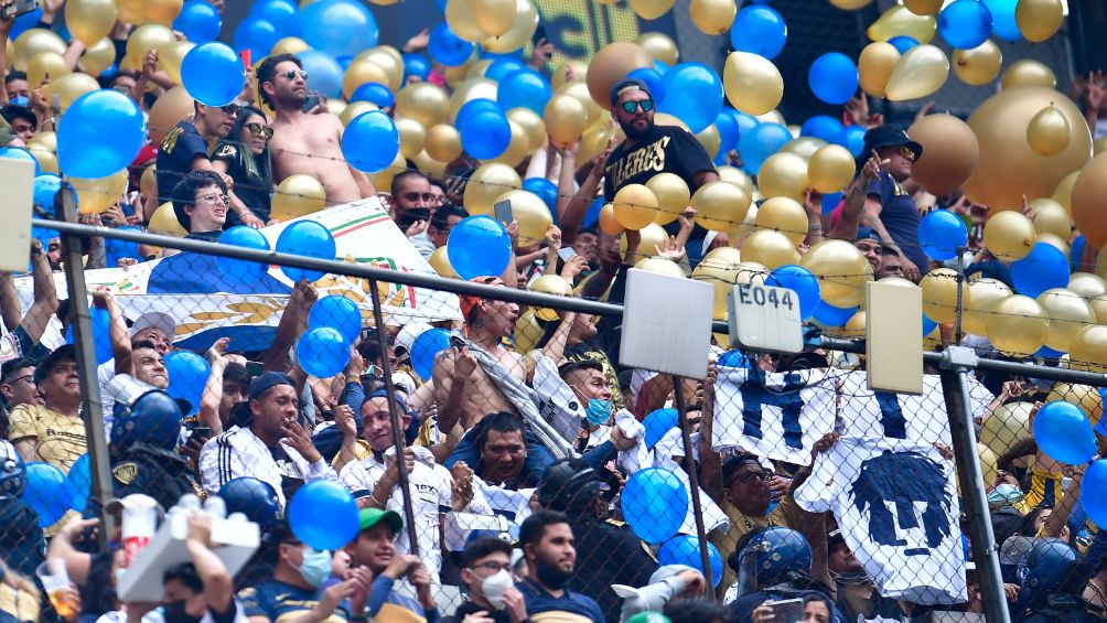 Afición de Pumas en el Estadio Azteca en duelo ante el América