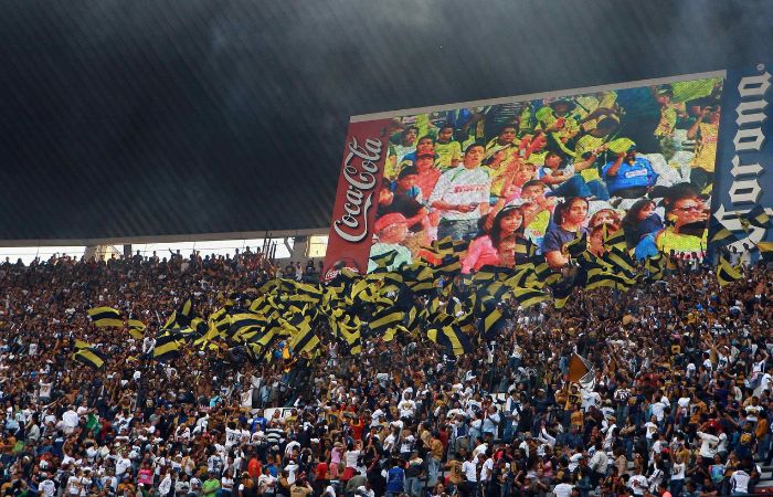 Aficionados de Pumas en el Estadio Azteca en 2014