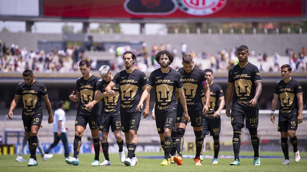 Los jugadores de Pumas previo a un juego contra Toluca