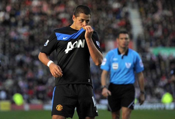 Chicharito besa el escudo del Manchester United