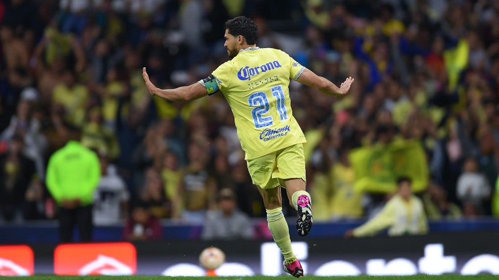 Henry Martín celebra un gol con América