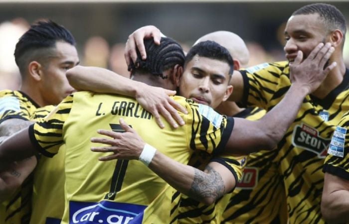 Jugadores del AEK festejando un gol 