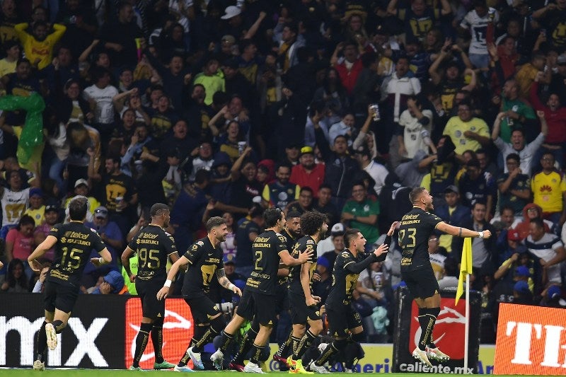 Afición de Pumas celebra el gol de Freire