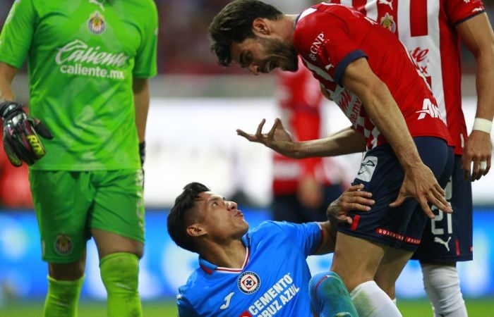 Antonio Briseño y Uriel Antuna en el Chivas vs Cruz Azul