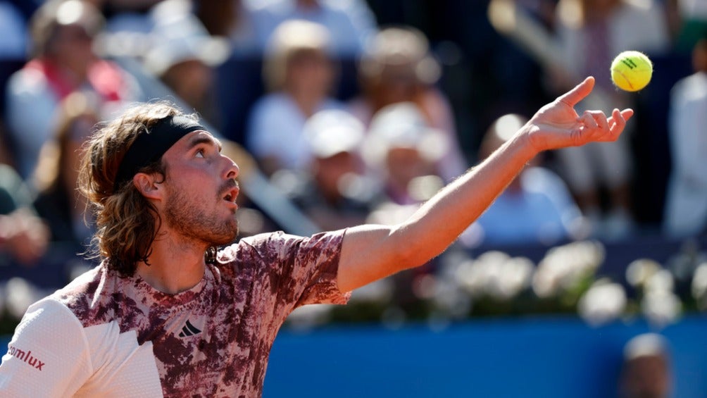 Tsitsipas a punto de servir