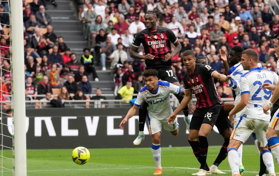 Leão cabecea para marcar su primer tanto ante el Lecce