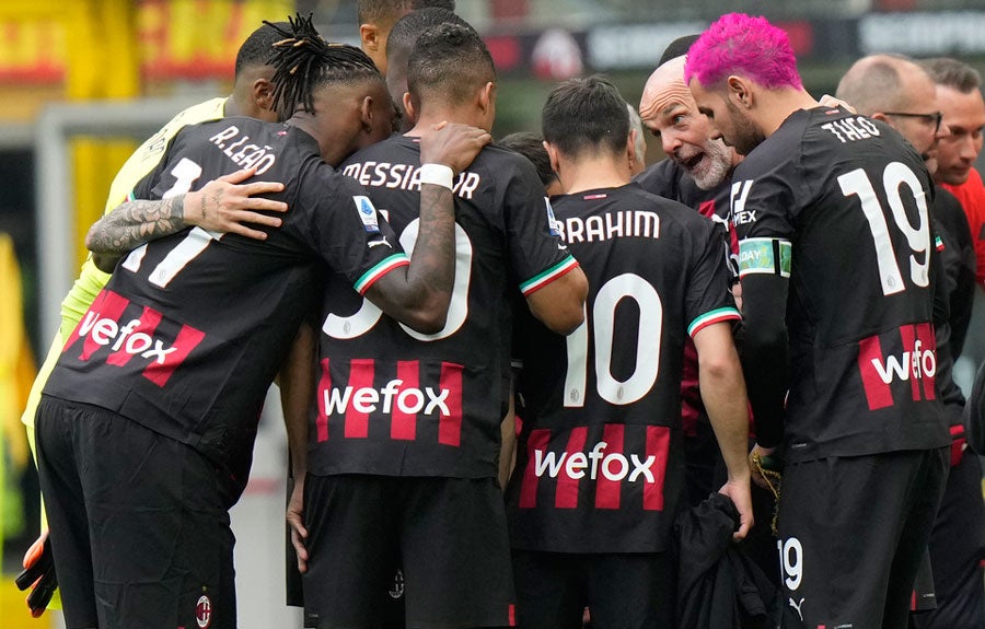 Stefano Pioli charla con sus jugadores