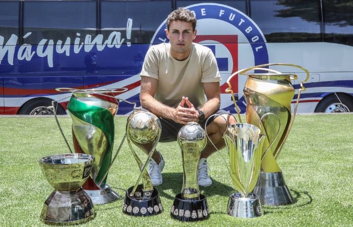 Santi Giménez con los títulos que ganó en Cruz Azul