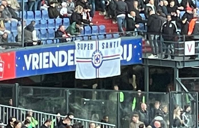 Bandera de Cruz Azul en partido del Feyenoord