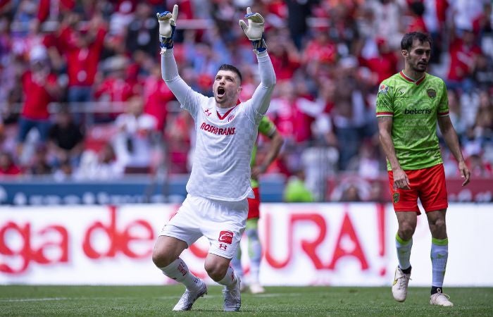 Tiago Volpi celebrando su gol de penal ante Juárez