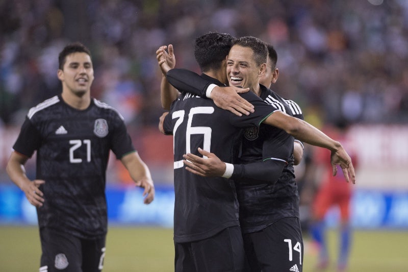 Chicharito celebra gol con el Tri